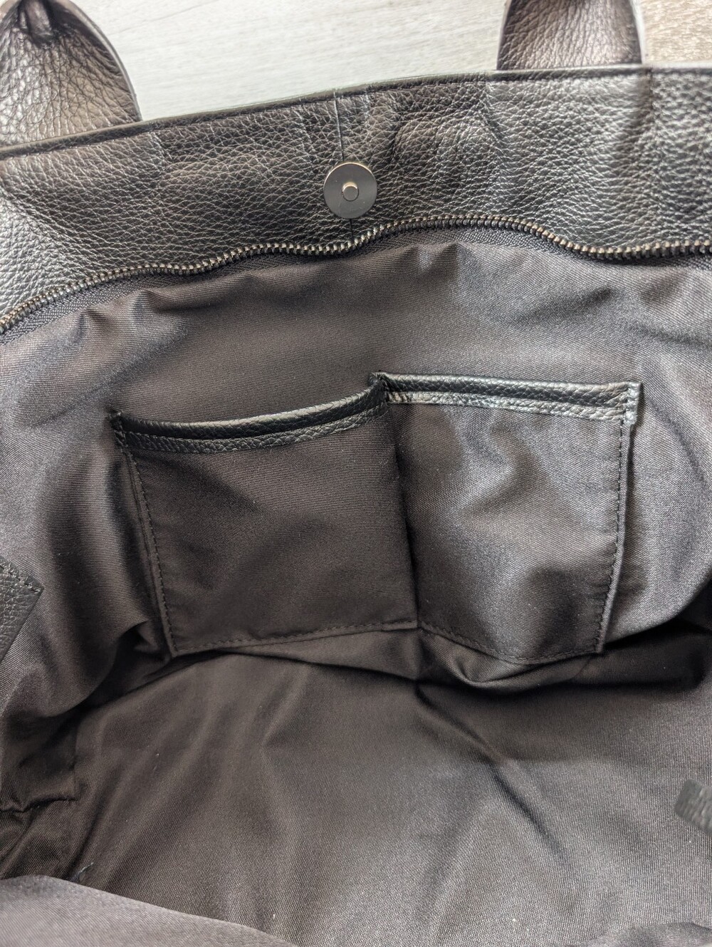 Large black leather 3D Skull Embossed Tote by IO PELLE - Picture 11 of 12